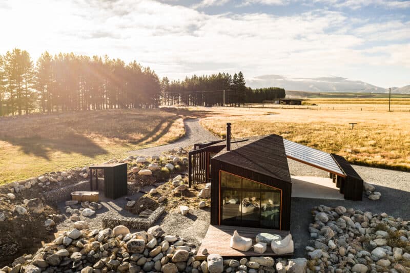 Cabin immersed in its surroundings