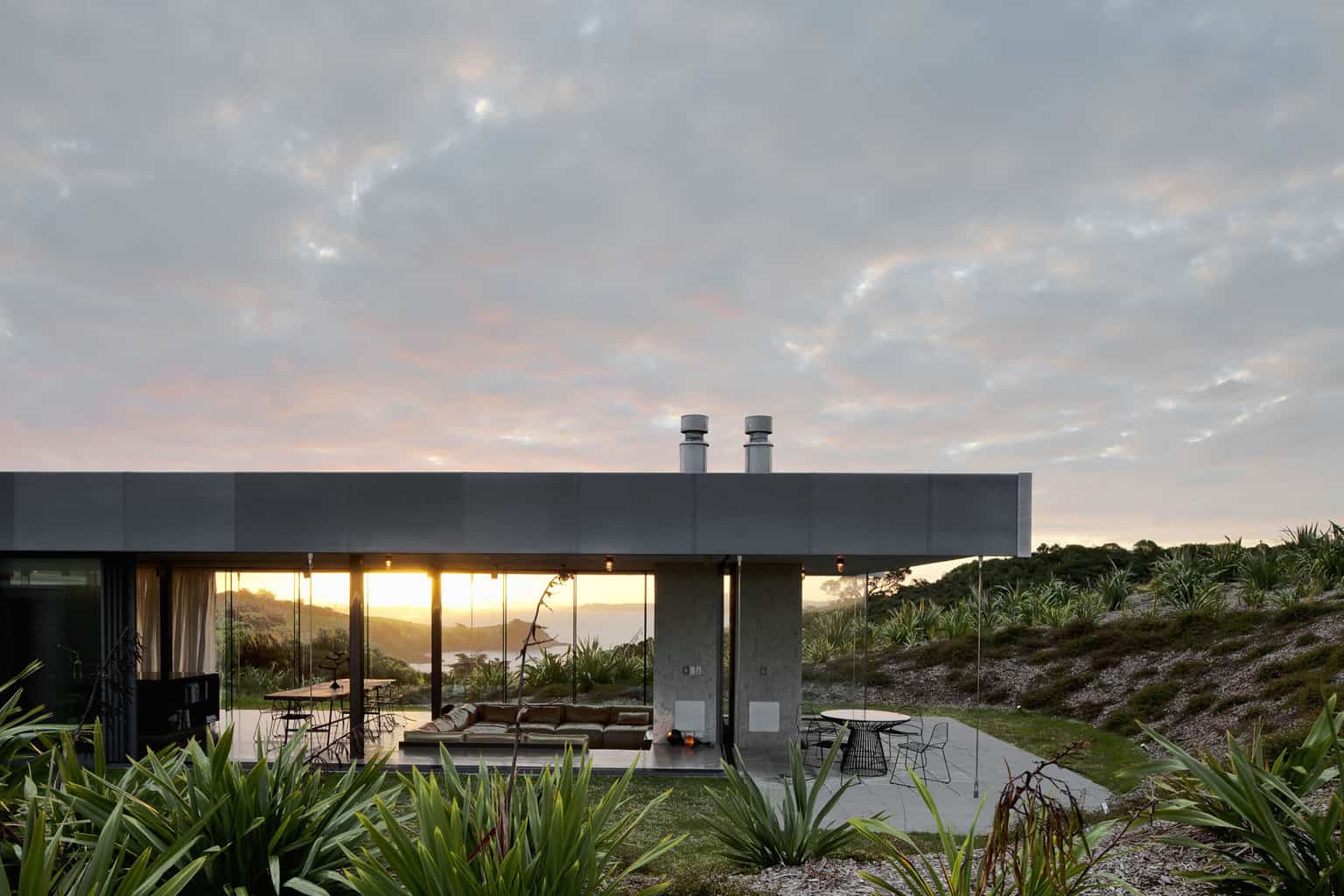 Raw materials with tailored comfort for island retreat