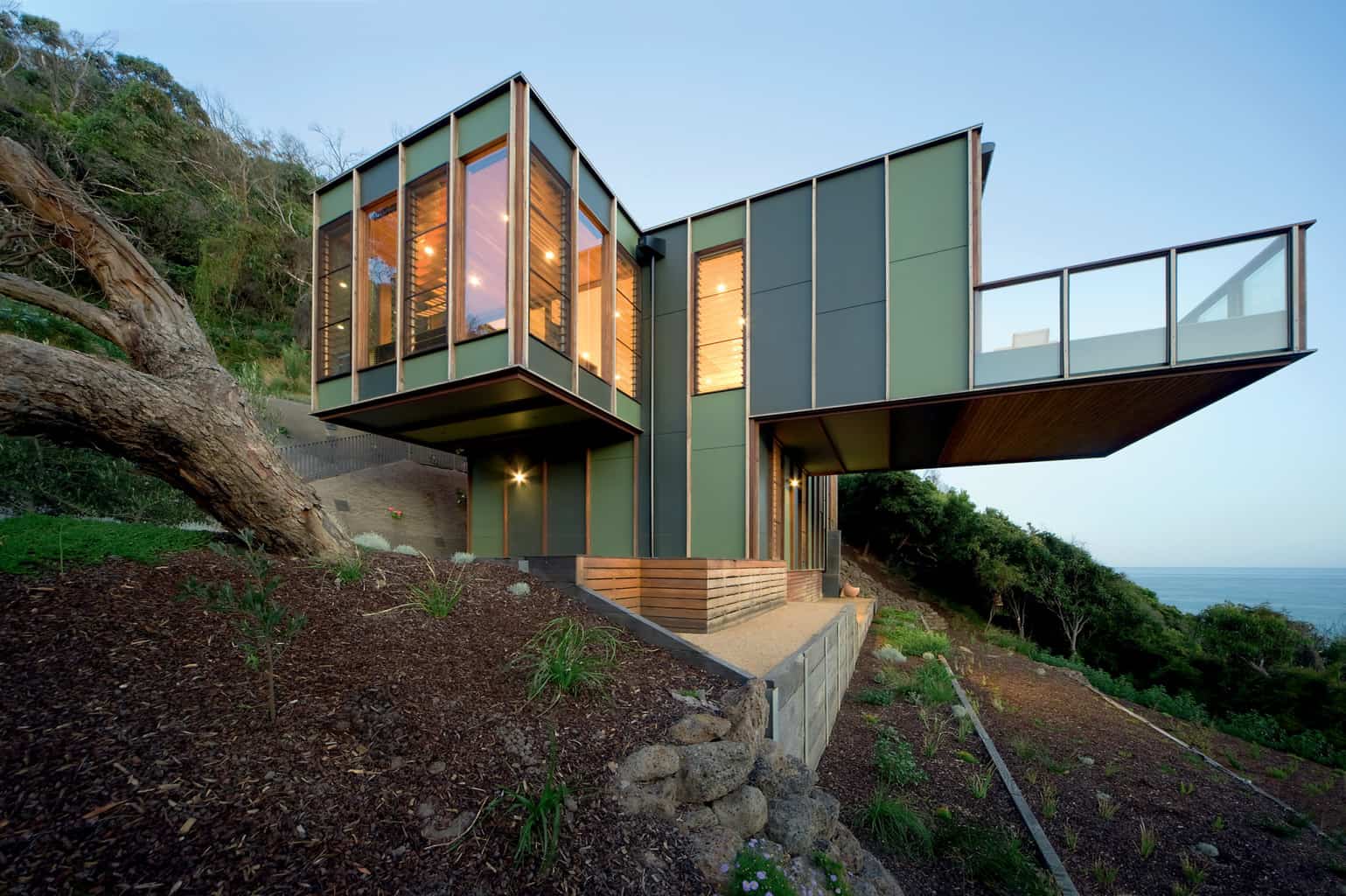 Treehouse designed to dissolve into the landscape