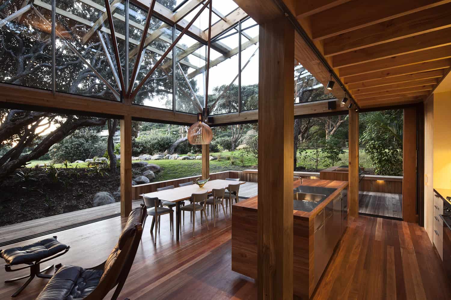 lowres under pohutukawa hse 5580