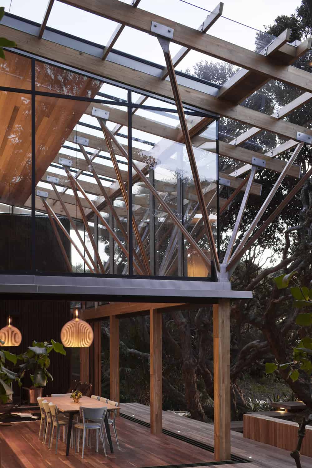 lowres under pohutukawa hse 5613