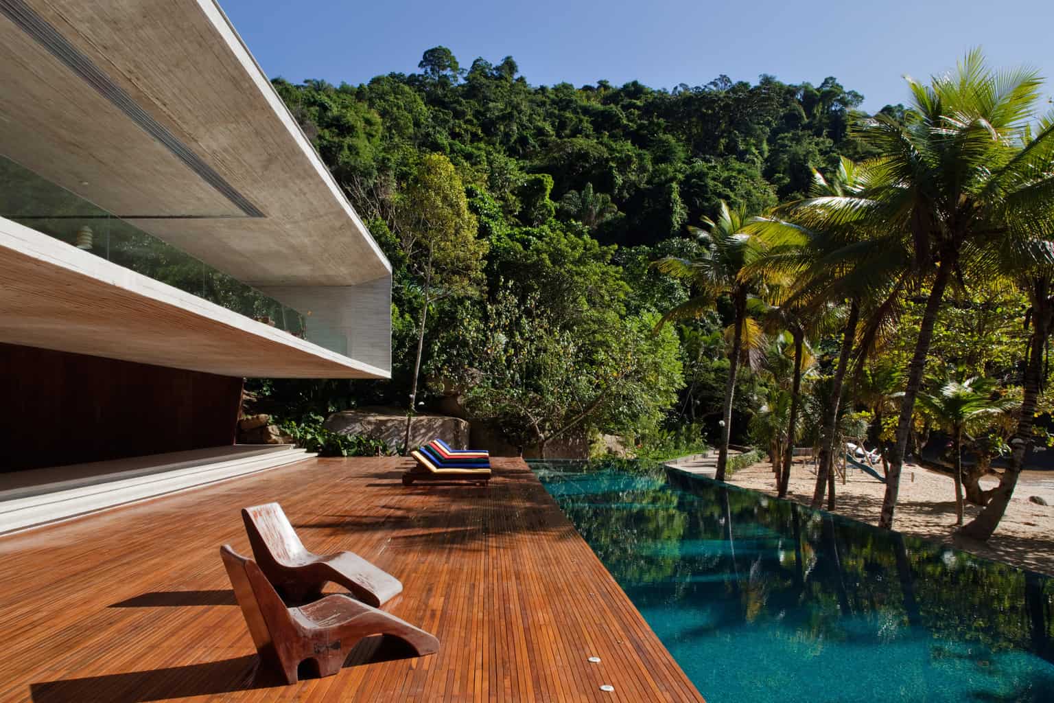 Bold cantilevered architecture for island home