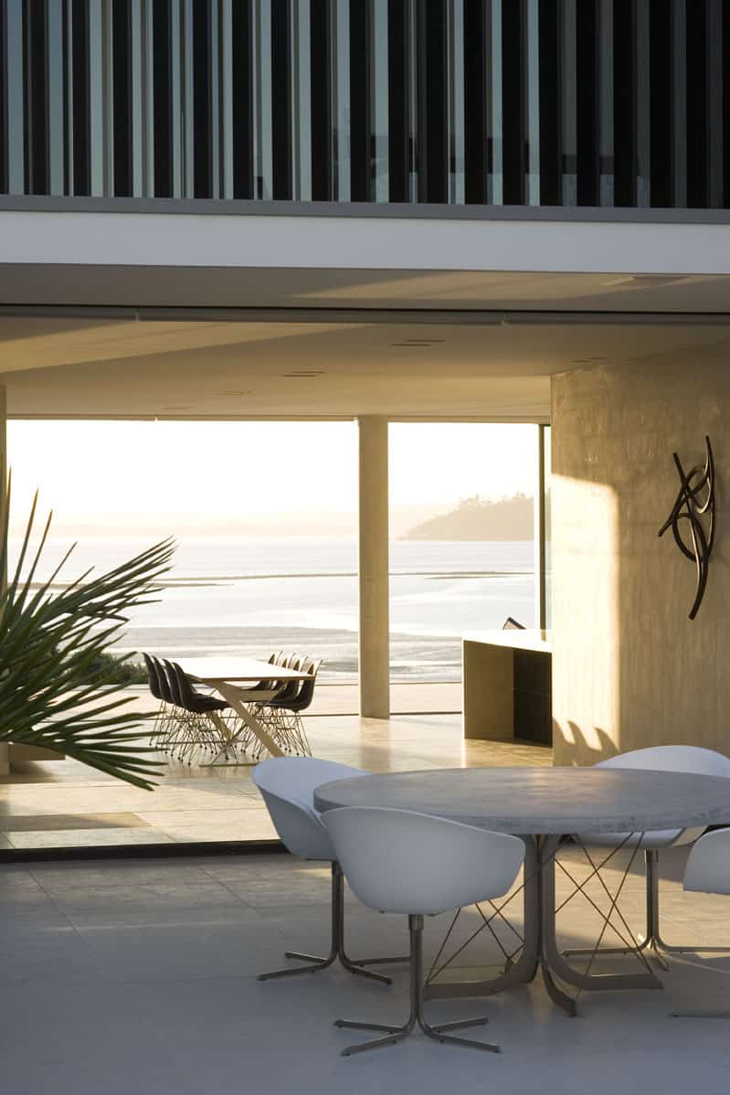 Serene, minimalist beach house in Auckland