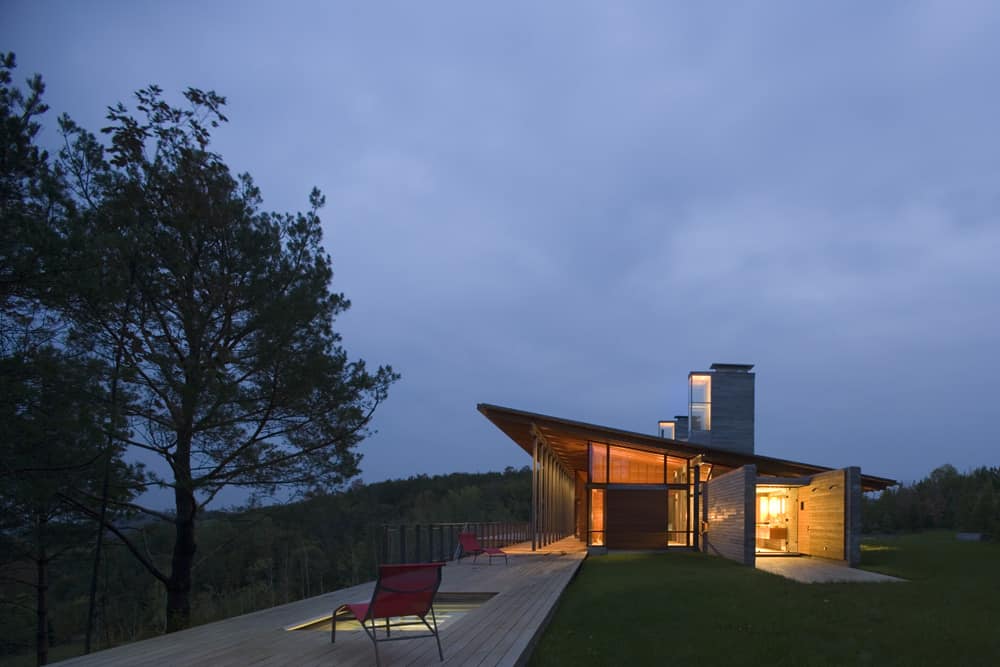Canadian ridge retreat with bold but delicate architectural form